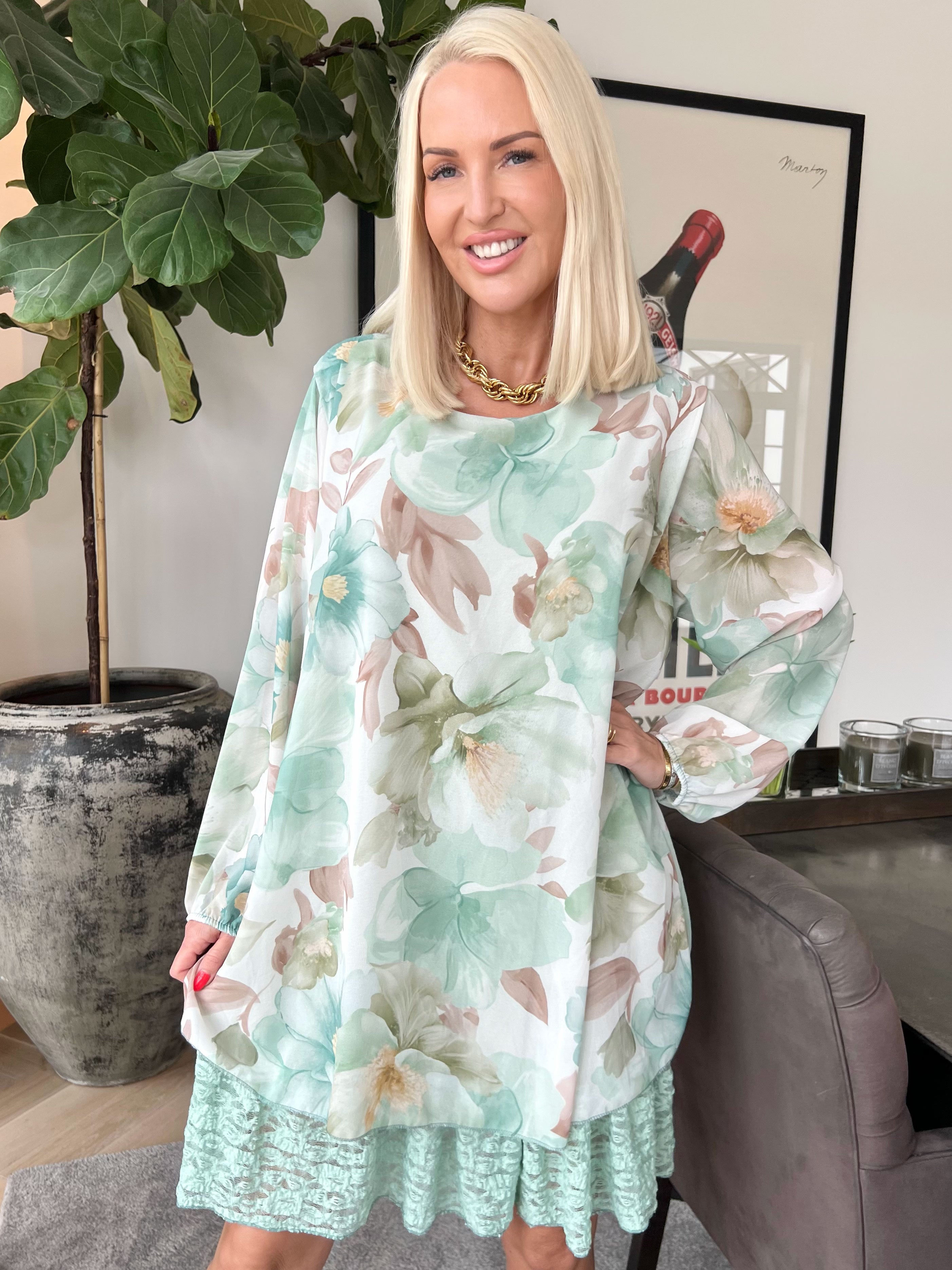 Lauren - Blommig chiffongklänning med tunika och spetskant